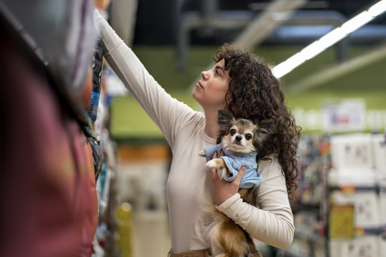 Propriétaire sélectionnant des croquettes de qualité pour chien