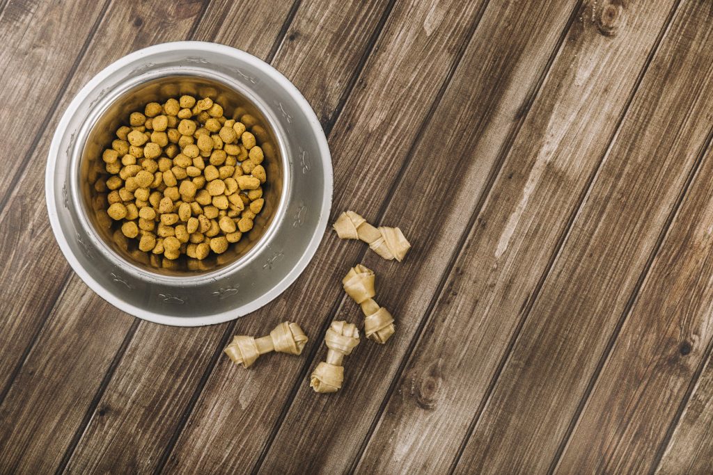 Image illustrant des croquettes pour chiens, une option de nourriture sèche pratique et nutritive